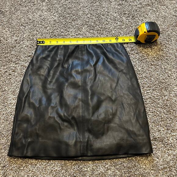 HOLLISTER Women's Faux Leather Mini Skirt Size XS In Black - Picture 3 of 8